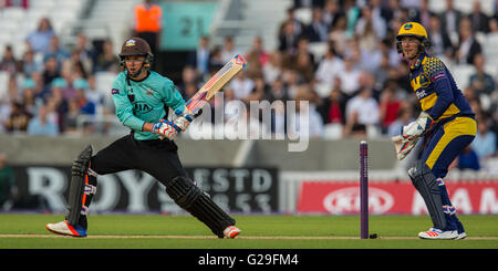 Londres, Royaume-Uni. 26 mai 2016. Sam Curran batting pour Surrey dans le T20 blast match de cricket de l'anneau. David Rowe/Alamy live news. Banque D'Images