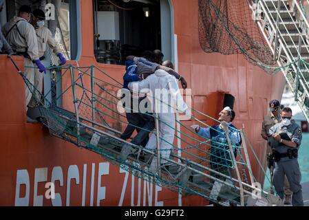 Salerno, Italie. 26 mai, 2016. Plus d'un millier de réfugiés d'origine subsaharienne est arrivé à Salerno du Canal de Sicile effectué par le Siem bateau-pilote, où ces derniers jours, la Marine a effectué plusieurs sauvetages de bateaux en provenance d'Afrique. Plus de 170 patients atteints de la gale. Crédit : Michele Amoruso/Pacific Press/Alamy Live News Banque D'Images