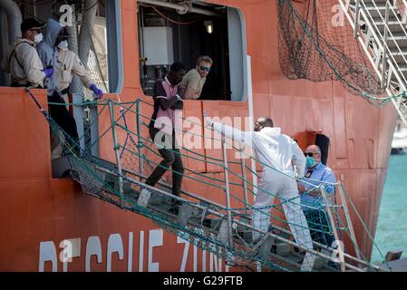 Salerno, Italie. 26 mai, 2016. Plus d'un millier de réfugiés d'origine subsaharienne est arrivé à Salerno du Canal de Sicile effectué par le Siem bateau-pilote, où ces derniers jours, la Marine a effectué plusieurs sauvetages de bateaux en provenance d'Afrique. Plus de 170 patients atteints de la gale. Crédit : Michele Amoruso/Pacific Press/Alamy Live News Banque D'Images