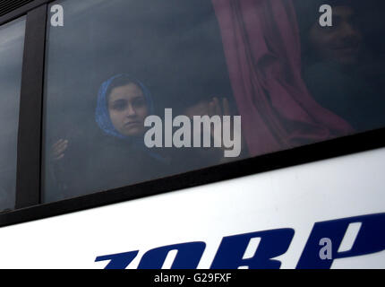 Idomeni, Grèce. 24 mai, 2016. Réfugiés quittent le camp d'Idomeni, près de la frontière grecque-ARYM, le 24 mai 2016. La police grecque a évacué le camp de réfugiés de fortune en Idomeni et conduit la plupart d'entre eux de nouvelles facilités d'hébergement de Sindos et Derveni, situé à la limite nord de la ville grecque de Thessalonique. Seulement 1 500 migrants ont été laissés dans Idomeni. ©Elias Verdi/Alamy Live News Banque D'Images