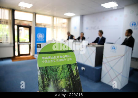 (160526) -- NAIROBI, 26 mai 2016(Xinhua) -- Photo prise le 26 mai 2016, montre une copie de "l'or est vert : la stratégie et les actions de la civilisation écologique rapport' à Nairobi, au Kenya. On estime que 23 pour cent de la masse terrestre totale en Chine seront couvertes de forêts d'ici 2020 si le géant asiatique, met en œuvre des objectifs ambitieux énoncés dans sa civilisation écologique modèle, dit un rapport du PNUE sur le Jeudi. (Xinhua/Pan François Picard) Banque D'Images