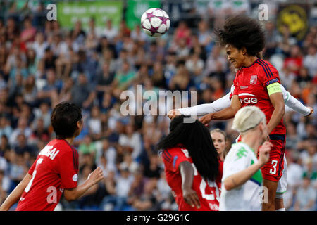 26.05.2016. Stadio Citta del tricolore, Reggio, en Italie. Femmes de l'UEFA Champions League. Wolfsburg contre Lyon. Wendie Renard (3) l'Olympique Lyonnais remporte la coupe de la croix © Action Plus de Sports/Alamy Live News Banque D'Images