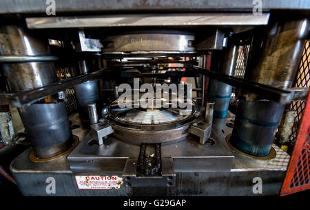 Camarillo, Californie, USA. 25 mai, 2016. Un stamper est urgent macine à l'usine de pressage de l'enregistrement, l'enregistrement de la technologie, Inc. Fondée en 1978, la musique Jazz Questions est dédié au nouveau lancement de nouveaux pressages originaux de jazz Blue Note Records historiques sur les titres 45 et 33 tr/min, 180g vinyle vierge. Chaque nouvelle publication albums de jazz est restauré et remasterisé à partir du master original des bandes analogiques et dispose de l'emblématique Blue Note pochette gatefold avec vestes et autres photos de l'original sessions. © Brian Cahn/ZUMA/Alamy Fil Live News Banque D'Images