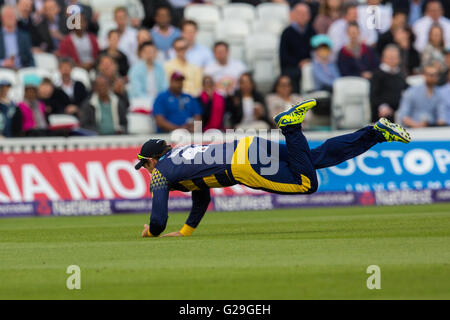 Londres, Royaume-Uni. 26 mai 2016. Colin Ingram prend un grand prises à rejeter alors que Jason Roy Fielding pour Glamorgan dans le T20 blast match de cricket de l'anneau. David Rowe/Alamy live news. Banque D'Images