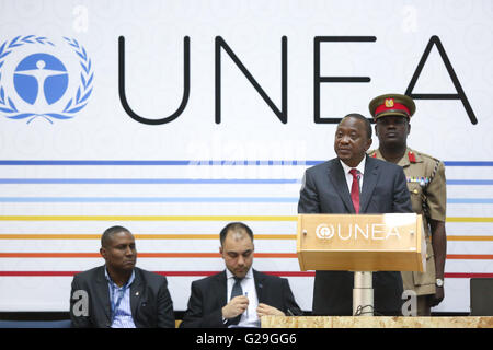 (160526) -- NAIROBI, 26 mai 2016 (Xinhua) -- Le président Kenyan Uhuru Kenyatta (2e R) prend la parole lors de la réunion de haut niveau de la deuxième édition de l'Assemblée générale des Nations Unies pour l'environnement (UNEA2), à Nairobi, Kenya, le 26 mai 2016. La deuxième édition de l'Assemblée générale des Nations Unies pour l'environnement (UNEA2) est entré dans la dernière ligne droite le jeudi avec les dignitaires renouveler l'appel à des efforts concertés pour accélérer et à faible émission de carbone la croissance économique inclusive. Environ 2 500 délégués de 170 États Membres des Nations Unies qui se compose des ministres, les décideurs, les cadres de l'industrie et les militants sont présents à l'environnement mondial Banque D'Images