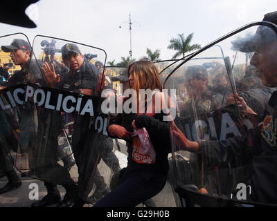 Lima, Pérou. 26 mai, 2016. Un piquet d'activistes ont manifesté devant le palais du gouvernement contre la candidature de Keiko Fujimori. Un groupe de femmes avec des vêtements déchirés et tachés de peinture rouge ont protesté sur la place principale de la place Saint Martin inte aussi, ils avaient pancartes avec le slogan "manger pour Narco Etat" et ont été expulsés par la police. Crédit : Carlos García Granthon/Alamy Live News Banque D'Images