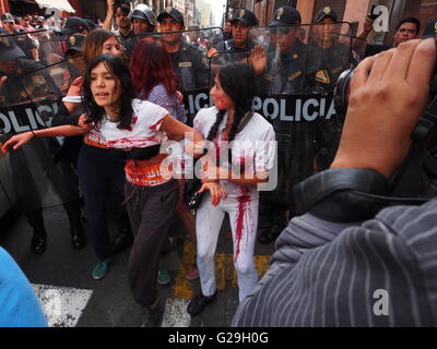 Lima, Pérou. 26 mai, 2016. Un piquet d'activistes ont manifesté devant le palais du gouvernement contre la candidature de Keiko Fujimori. Un groupe de femmes avec des vêtements déchirés et tachés de peinture rouge ont protesté sur la place principale de la place Saint Martin inte aussi, ils avaient pancartes avec le slogan "manger pour Narco Etat" et ont été expulsés par la police. Crédit : Carlos García Granthon/Alamy Live News Banque D'Images