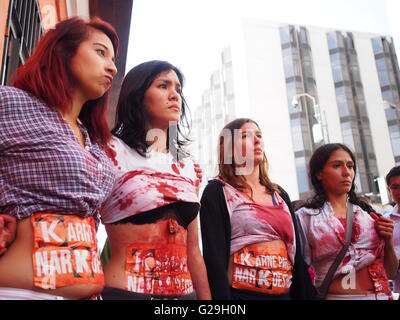 Lima, Pérou. 26 mai, 2016. Un piquet d'activistes ont manifesté devant le palais du gouvernement contre la candidature de Keiko Fujimori. Un groupe de femmes avec des vêtements déchirés et tachés de peinture rouge ont protesté sur la place principale de la place Saint Martin inte aussi, ils avaient pancartes avec le slogan "manger pour Narco Etat" et ont été expulsés par la police. Crédit : Carlos García Granthon/Alamy Live News Banque D'Images