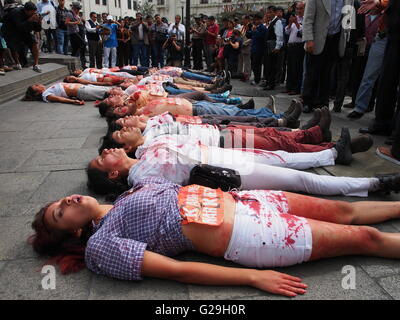 Lima, Pérou. 26 mai, 2016. Un piquet d'activistes ont manifesté devant le palais du gouvernement contre la candidature de Keiko Fujimori. Un groupe de femmes avec des vêtements déchirés et tachés de peinture rouge ont protesté sur la place principale de la place Saint Martin inte aussi, ils avaient pancartes avec le slogan "manger pour Narco Etat" et ont été expulsés par la police. Crédit : Carlos García Granthon/Alamy Live News Banque D'Images