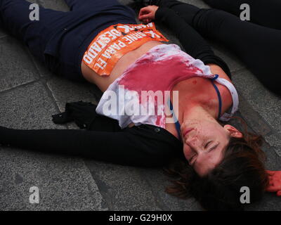 Lima, Pérou. 26 mai, 2016. Un piquet d'activistes ont manifesté devant le palais du gouvernement contre la candidature de Keiko Fujimori. Un groupe de femmes avec des vêtements déchirés et tachés de peinture rouge ont protesté sur la place principale de la place Saint Martin inte aussi, ils avaient pancartes avec le slogan "manger pour Narco Etat" et ont été expulsés par la police. Crédit : Carlos García Granthon/Alamy Live News Banque D'Images