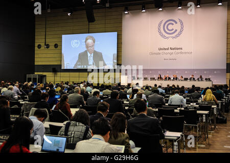 Bonn, Allemagne. 26 mai, 2016. Les délégués d'assister à une réunion d'une session de deux semaines de négociations sur le climat des Nations Unies à Bonn, Allemagne, le 26 mai 2016. L'Organisation des Nations Unies' premier cycle de négociations climatiques à la suite d'un sommet climatique à Paris fermé ici jeudi, laissant les pays à poursuivre leur travail à la maison pour écrire un livre de règles pour l'Accord de Paris. © Tang Zhiqiang/Xinhua/Alamy Live News Banque D'Images