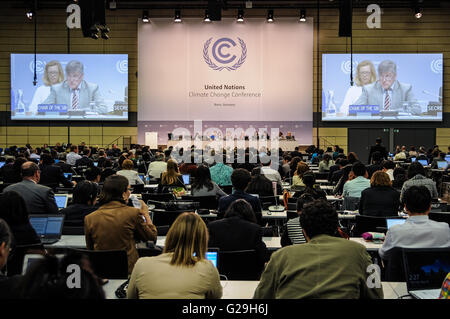 Bonn, Allemagne. 26 mai, 2016. Les délégués d'assister à une réunion d'une session de deux semaines de négociations sur le climat des Nations Unies à Bonn, Allemagne, le 26 mai 2016. L'Organisation des Nations Unies' premier cycle de négociations climatiques à la suite d'un sommet climatique à Paris fermé ici jeudi, laissant les pays à poursuivre leur travail à la maison pour écrire un livre de règles pour l'Accord de Paris. © Tang Zhiqiang/Xinhua/Alamy Live News Banque D'Images