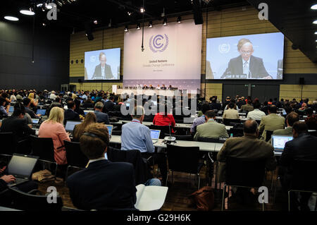 Bonn, Allemagne. 26 mai, 2016. Les délégués d'assister à une réunion d'une session de deux semaines de négociations sur le climat des Nations Unies à Bonn, Allemagne, le 26 mai 2016. L'Organisation des Nations Unies' premier cycle de négociations climatiques à la suite d'un sommet climatique à Paris fermé ici jeudi, laissant les pays à poursuivre leur travail à la maison pour écrire un livre de règles pour l'Accord de Paris. © Tang Zhiqiang/Xinhua/Alamy Live News Banque D'Images