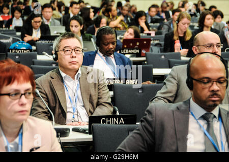 Bonn, Allemagne. 26 mai, 2016. L'administrateur en chef de la Chine négociateur climatique Su Wei (2L) assiste à une réunion d'une session de deux semaines de négociations sur le climat des Nations Unies à Bonn, Allemagne, le 26 mai 2016. L'Organisation des Nations Unies' premier cycle de négociations climatiques à la suite d'un sommet climatique à Paris fermé ici jeudi, laissant les pays à poursuivre leur travail à la maison pour écrire un livre de règles pour l'Accord de Paris. © Tang Zhiqiang/Xinhua/Alamy Live News Banque D'Images