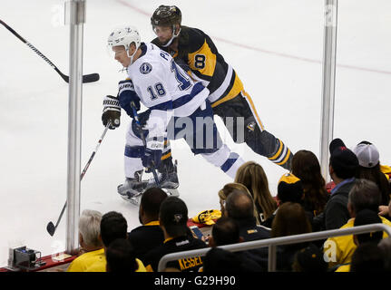 Pittsburgh, Pennsylvania, USA. 26 mai, 2016. DIRK SHADD | fois.de Tampa Bay Ondrej Palat aile gauche (18) Le défenseur des Penguins de Pittsburgh batailles Brian Dumoulin (8) pour la position dans la deuxième période de jeu sept des finales orientales de conférence entre le Lightning de Tampa Bay et les Penguins de Pittsburgh à la Console Energy Center à Pittsburgh, Pa., le jeudi, 26 mai 2016. © Dirk Shadd/Tampa Bay Times/ZUMA/Alamy Fil Live News Banque D'Images