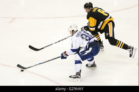 Pittsburgh, Pennsylvania, USA. 26 mai, 2016. DIRK SHADD | fois.Lightning de Tampa Bay aile droite Nikita Kucherov (86) maintient le palet loin de défenseur des Penguins de Pittsburgh Brian Dumoulin (8) dans la troisième période de jeu sept des finales orientales de conférence entre le Lightning de Tampa Bay et les Penguins de Pittsburgh à la Console Energy Center à Pittsburgh, Pa., le jeudi, 26 mai 2016. © Dirk Shadd/Tampa Bay Times/ZUMA/Alamy Fil Live News Banque D'Images
