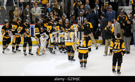 Pittsburgh, Pennsylvania, USA. 26 mai, 2016. DIRK SHADD | fois.centre des Penguins de Pittsburgh Sidney Crosby (87) porte le Prince of Whales trophy après la fin de la partie 7 de la finale de conférence de l'Est entre le Lightning de Tampa Bay et les Penguins de Pittsburgh à la Console Energy Center à Pittsburgh, Pa., le jeudi, 26 mai 2016. Les Penguins de Pittsburgh a battu le Lightning de Tampa Bay 2-1 et l'avance à la finale de la Coupe Stanley. © Dirk Shadd/Tampa Bay Times/ZUMA/Alamy Fil Live News Banque D'Images