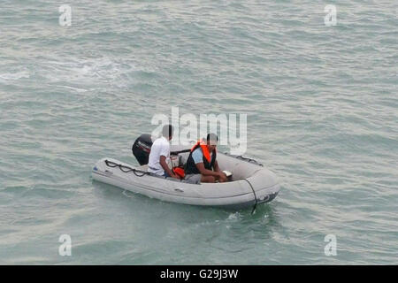 Samui. 26 mai, 2016. Les sauveteurs chercher des survivants près de l'île de Koh Samui en Thaïlande du sud, le 26 mai 2016. Deux touristes sont morts et cinq autres sont toujours portés disparus fin jeudi après-midi lorsqu'un bateau retourné sur son chemin de retour à l'île de Koh Samui en Thaïlande du sud, les médias locaux ont rapporté. Source : Xinhua/Alamy Live News Banque D'Images