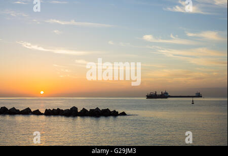 Las Palmas, Gran Canaria, Îles Canaries, Espagne, le 27 mai 2016. Météo : Le soleil se lève sur l'océan Atlantique sur un glorieux vendredi matin à Las Palmas, la capitale de Gran Canaria. Beaucoup seront échapper aux îles Canaries pendant la moitié, à long terme comme l'Espagne et les îles Canaries sont considérées comme un "sûre" après les attentats terroristes de destination en Egypte et en Tunisie, selon un article récent dans la presse britannique Crédit : Alan Dawson News/Alamy Live News Banque D'Images