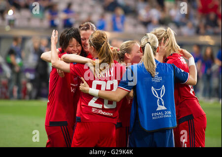 Groupe de l'équipe de Lyon, 26 mai 2016 - Football / Soccer : Saki Kumagai de Lyon célèbre après avoir remporté le penalty shoot-out au cours de l'UEFA Women's Champions League match final entre VfL Wolfsburg 1(3-4)1 Lyon au Stadio Citta del Tricolore à Reggio Emilia, Italie. (Photo par aicfoto/AFLO) Banque D'Images