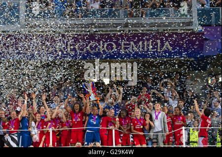 Groupe de l'équipe de Lyon, 26 mai 2016 - Football : Lyon joueurs célèbrent avec le trophée après avoir remporté l'UEFA Women's Champions League match final entre VfL Wolfsburg 1(3-4)1 Lyon au Stadio Citta del Tricolore à Reggio Emilia, Italie. (Photo par aicfoto/AFLO) Banque D'Images