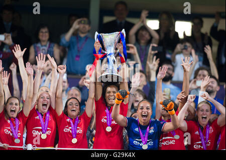 Groupe de l'équipe de Lyon, 26 mai 2016 - Football / Soccer : Wendie Renard de Lyon célèbre avec le trophée après avoir remporté l'UEFA Women's Champions League match final entre VfL Wolfsburg 1(3-4)1 Lyon au Stadio Citta del Tricolore à Reggio Emilia, Italie. (Photo par aicfoto/AFLO) Banque D'Images