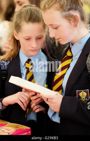 Hay on Wye, pays de Galles, Royaume-Uni - mai 2016. Un élève de l'école parcourt les livres en vente dans la librairie du Festival. La deuxième journée du Hay Festival propose une sélection d'événements destinés aux enfants du secondaire Banque D'Images