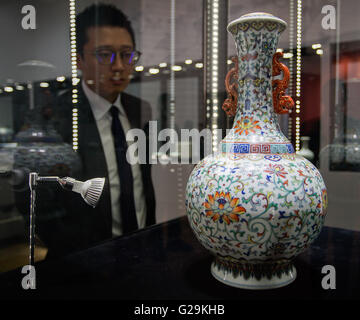 (160527) -- HONG KONG, le 27 mai 2016 (Xinhua) -- Un visiteur regarde un vase à un aperçu des ventes de printemps 2016 Vente aux enchères de Chuo de Tokyo à Hong Kong, en Chine, le 27 mai 2016. L'enchère commence à partir de 29 mai au 30. (Xinhua/Ng Wing Kin) (wyl) Banque D'Images