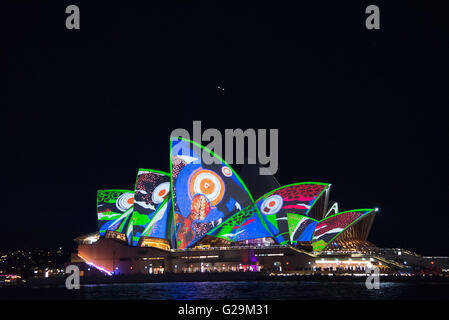 (160527) -- SYDNEY, 27 mai 2016 (Xinhua) -- Photo prise le 27 mai 2016 montre l'Opéra de Sydney avec des motifs de lumière au cours de la vive lumière de Sydney à Sydney, Australie. Le Vivid Sydney annuel est reconnu comme étant l'un des plus grands festivals de musique, de lumière et d'idées qui attire au moins un millions de visiteurs du monde entier chaque année. (Xinhua/Xu Haijing) Banque D'Images