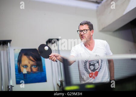 Cologne, Allemagne. 27 mai, 2016. 'Bild' editeur Kai Diekmann et journaliste Guenter Wallraff jouant un match de ping-pong dans le jardin de Wallraff à Cologne, Allemagne, 27 mai 2016. Joueur de ping-pong professionnelle Timo Boll a servi comme arbitre. Wallraff a remporté le match 4:1. PHOTO : ROLF VENNENBERND/dpa/Alamy Live News Banque D'Images