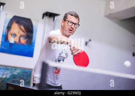 Cologne, Allemagne. 27 mai, 2016. 'Bild' editeur Kai Diekmann et journaliste Guenter Wallraff jouant un match de ping-pong dans le jardin de Wallraff à Cologne, Allemagne, 27 mai 2016. Joueur de ping-pong professionnelle Timo Boll a servi comme arbitre. Wallraff a remporté le match 4:1. PHOTO : ROLF VENNENBERND/dpa/Alamy Live News Banque D'Images