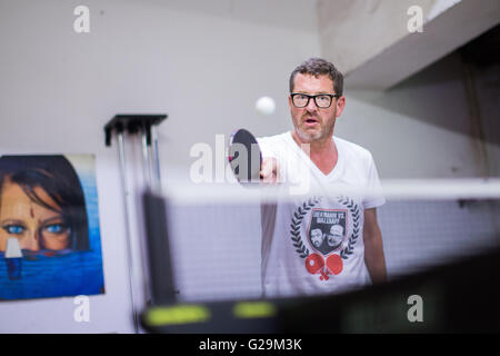 Cologne, Allemagne. 27 mai, 2016. 'Bild' editeur Kai Diekmann et journaliste Guenter Wallraff jouant un match de ping-pong dans le jardin de Wallraff à Cologne, Allemagne, 27 mai 2016. Joueur de ping-pong professionnelle Timo Boll a servi comme arbitre. Wallraff a remporté le match 4:1. PHOTO : ROLF VENNENBERND/dpa/Alamy Live News Banque D'Images