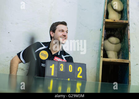 Cologne, Allemagne. 27 mai, 2016. 'Bild' editeur Kai Diekmann et journaliste Guenter Wallraff jouant un match de ping-pong dans le jardin de Wallraff à Cologne, Allemagne, 27 mai 2016. Joueur de ping-pong professionnelle Timo Boll a servi comme arbitre. Wallraff a remporté le match 4:1. PHOTO : ROLF VENNENBERND/dpa/Alamy Live News Banque D'Images