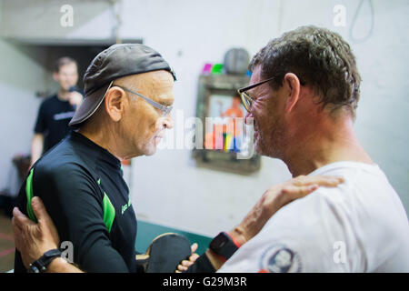 Cologne, Allemagne. 27 mai, 2016. 'Bild' editeur Kai Diekmann et journaliste Guenter Wallraff jouant un match de ping-pong dans le jardin de Wallraff à Cologne, Allemagne, 27 mai 2016. Joueur de ping-pong professionnelle Timo Boll a servi comme arbitre. Wallraff a remporté le match 4:1. PHOTO : ROLF VENNENBERND/dpa/Alamy Live News Banque D'Images