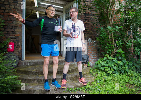 Cologne, Allemagne. 27 mai, 2016. 'Bild' editeur Kai Diekmann et journaliste Guenter Wallraff jouant un match de ping-pong dans le jardin de Wallraff à Cologne, Allemagne, 27 mai 2016. Joueur de ping-pong professionnelle Timo Boll a servi comme arbitre. Wallraff a remporté le match 4:1. PHOTO : ROLF VENNENBERND/dpa/Alamy Live News Banque D'Images