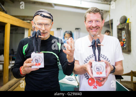 Cologne, Allemagne. 27 mai, 2016. 'Bild' editeur Kai Diekmann et journaliste Guenter Wallraff jouant un match de ping-pong dans le jardin de Wallraff à Cologne, Allemagne, 27 mai 2016. Joueur de ping-pong professionnelle Timo Boll a servi comme arbitre. Wallraff a remporté le match 4:1. PHOTO : ROLF VENNENBERND/dpa/Alamy Live News Banque D'Images