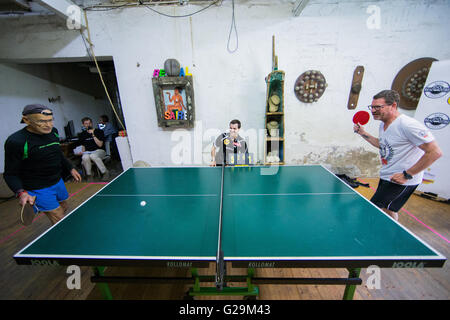 Cologne, Allemagne. 27 mai, 2016. 'Bild' editeur Kai Diekmann et journaliste Guenter Wallraff jouant un match de ping-pong dans le jardin de Wallraff à Cologne, Allemagne, 27 mai 2016. Joueur de ping-pong professionnelle Timo Boll a servi comme arbitre. Wallraff a remporté le match 4:1. PHOTO : ROLF VENNENBERND/dpa/Alamy Live News Banque D'Images