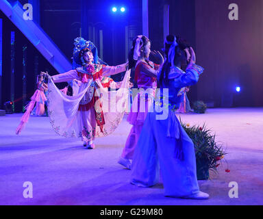 Beijing, Chine. 27 mai, 2016. Les élèves effectuer lors d'un spectacle de danse traditionnelle pour célébrer la Journée internationale de l'enfance à venir à Beijing, capitale de Chine, le 27 mai 2016. Crédit : Li Wen/Xinhua/Alamy Live News Banque D'Images