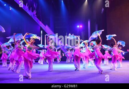 Beijing, Chine. 27 mai, 2016. Les élèves effectuer lors d'un spectacle de danse folklorique pour célébrer la Journée internationale de l'enfance à venir à Beijing, capitale de Chine, le 27 mai 2016. Crédit : Li Wen/Xinhua/Alamy Live News Banque D'Images