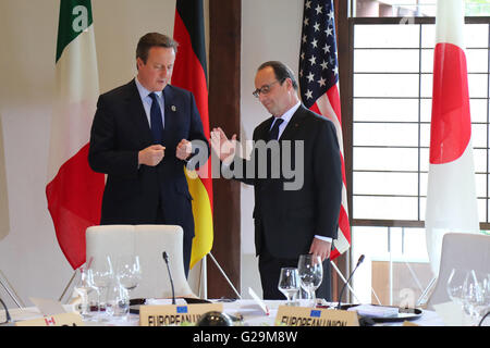 Le Premier ministre britannique, David Cameron, à gauche, s'entretient avec le président français François Hollande avant le début de la ronde de réunions au sommet du G7 le 26 mai 2016 à Shima, préfecture de Mie, au Japon. Banque D'Images