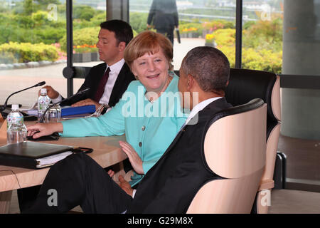 La chancelière allemande Angela Merkel s'entretient avec le président américain Barack Obama avant le début de la ronde de réunions au sommet du G7 le 26 mai 2016 à Shima, préfecture de Mie, au Japon. Banque D'Images