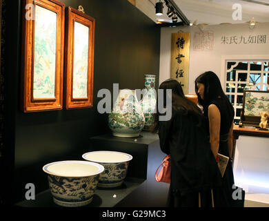 (160527) -- HONG KONG, le 27 mai 2016 (Xinhua) -- Les visiteurs regarder antiquités à un essai de China Guardian Hong Kong 2016 Vente aux enchères du printemps, Hong Kong, Chine du sud, le 27 mai 2016. La vente aux enchères débutera du 29 au 31 mai à Hong Kong avec plus de 1 200 morceaux d'enchères dont les peintures chinoises, calligraphie, céramique et ainsi de suite. (Xinhua/Li Peng) (wyl) Banque D'Images