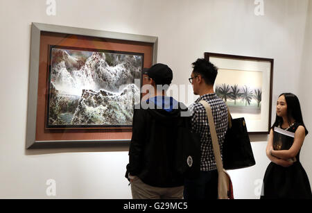 (160527) -- HONG KONG, le 27 mai 2016 (Xinhua) -- Les visiteurs regarder tableaux à un essai de China Guardian Hong Kong 2016 Vente aux enchères du printemps, Hong Kong, Chine du sud, le 27 mai 2016. La vente aux enchères débutera du 29 au 31 mai à Hong Kong avec plus de 1 200 morceaux d'enchères dont les peintures chinoises, calligraphie, céramique et ainsi de suite. (Xinhua/Li Peng) (wyl) Banque D'Images