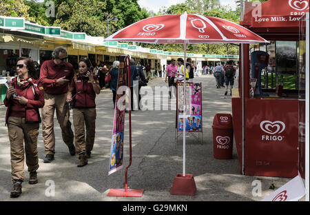 Madrid, Espagne, 27 mai 2016 st. Une vue de la Foire du livre de Madrid dans un parc du Retiro et de stands lors de l'inauguration day, Madrid, Espagne. Enrique Davó/Alamy Live News. Banque D'Images