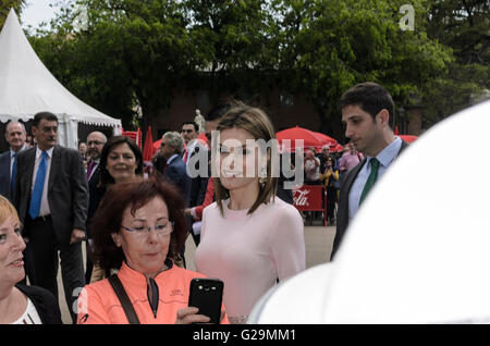 Madrid, Espagne, 27 mai 2016 st. Une vue de la Foire du livre de Madrid dans le parc du Retiro au cours de l'inauguration avec S.M. Leticia reine d'Espagne, Madrid, Espagne. Enrique Davó/Alamy Live News. Banque D'Images