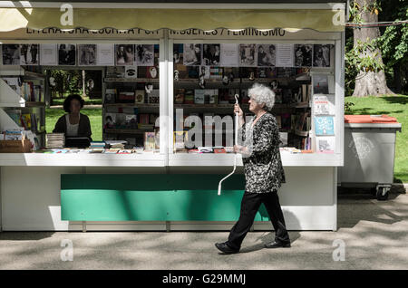 Madrid, Espagne, 27 mai 2016 st. Une vue de la Foire du livre de Madrid dans le parc du Retiro et un stand lors de l'inauguration, Madrid, Espagne. Enrique Davó/Alamy Live News. Banque D'Images