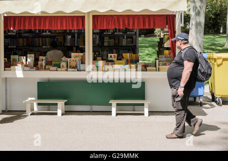 Madrid, Espagne, 27 mai 2016 st. Une vue de la Foire du livre de Madrid et d'un stand dans le parc du Retiro au cours de l'inauguration day, Madrid, Espagne. Enrique Davó/Alamy Live News. Banque D'Images