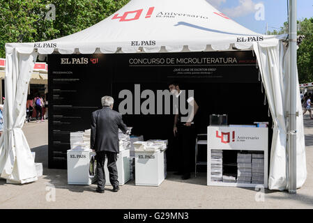 Madrid, Espagne, 27 mai 2016 st. Une vue de la Foire du livre de Madrid à Retiro Park pendant l'inauguration et El País kiosque, Madrid, Espagne. Enrique Davó/Alamy Live News. Banque D'Images