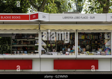 Madrid, Espagne, 27 mai 2016 st. Une vue de la Foire du livre de Madrid dans un parc du Retiro et de stands lors de l'inauguration day, Madrid, Espagne. Enrique Davó/Alamy Live News. Banque D'Images