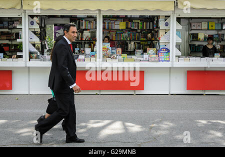 Madrid, Espagne, 27 mai 2016 st. Une vue de la Foire du livre de Madrid à Retiro Park pendant l'inauguration day, Madrid, Espagne. Enrique Davó/Alamy Live News. Banque D'Images